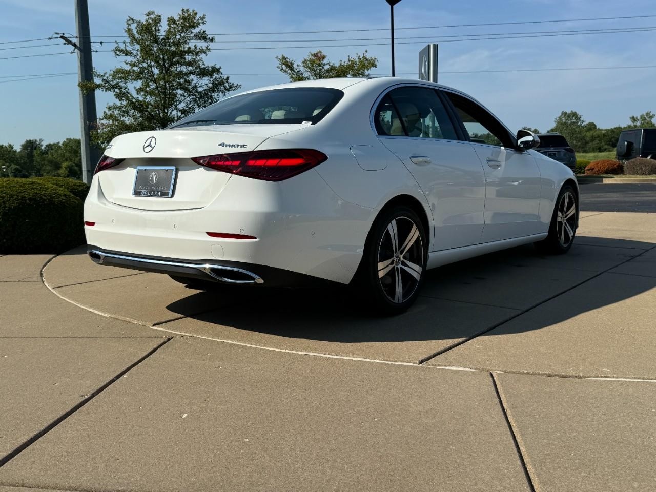 Mercedes-Benz C-Class Vehicle Full-screen Gallery Image 4