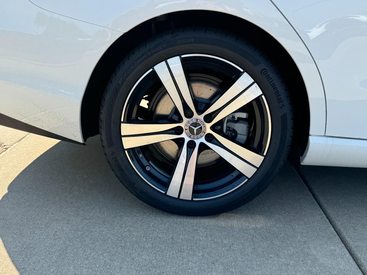 Mercedes-Benz C-Class Vehicle Full-screen Gallery Image 5