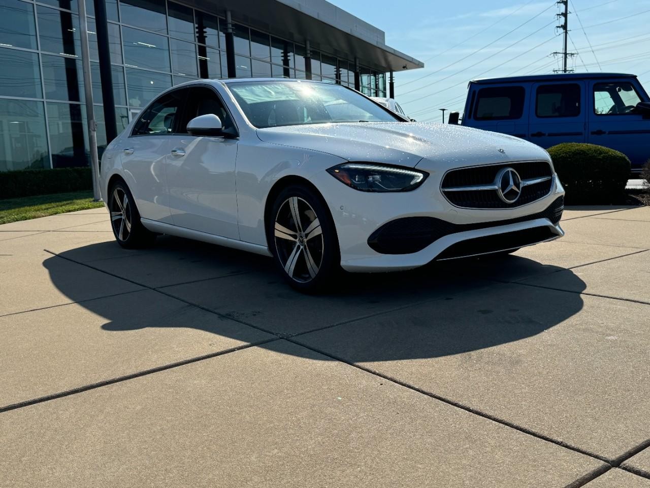 Mercedes-Benz C-Class Vehicle Full-screen Gallery Image 6