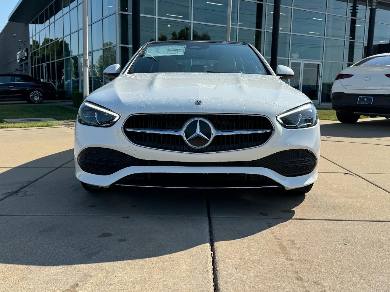 Mercedes-Benz C-Class Vehicle Full-screen Gallery Image 7