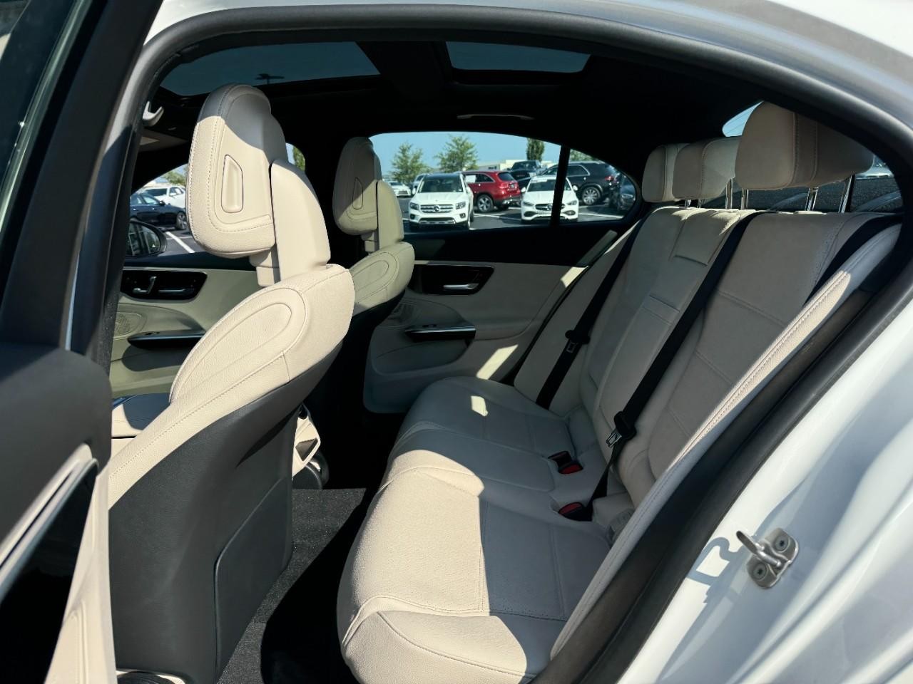 Mercedes-Benz C-Class Vehicle Full-screen Gallery Image 8