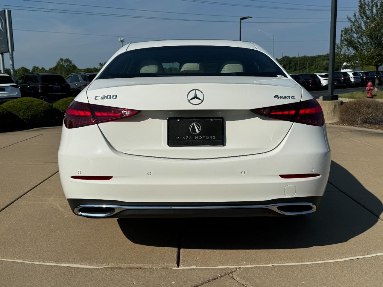 Mercedes-Benz C-Class Vehicle Full-screen Gallery Image 9
