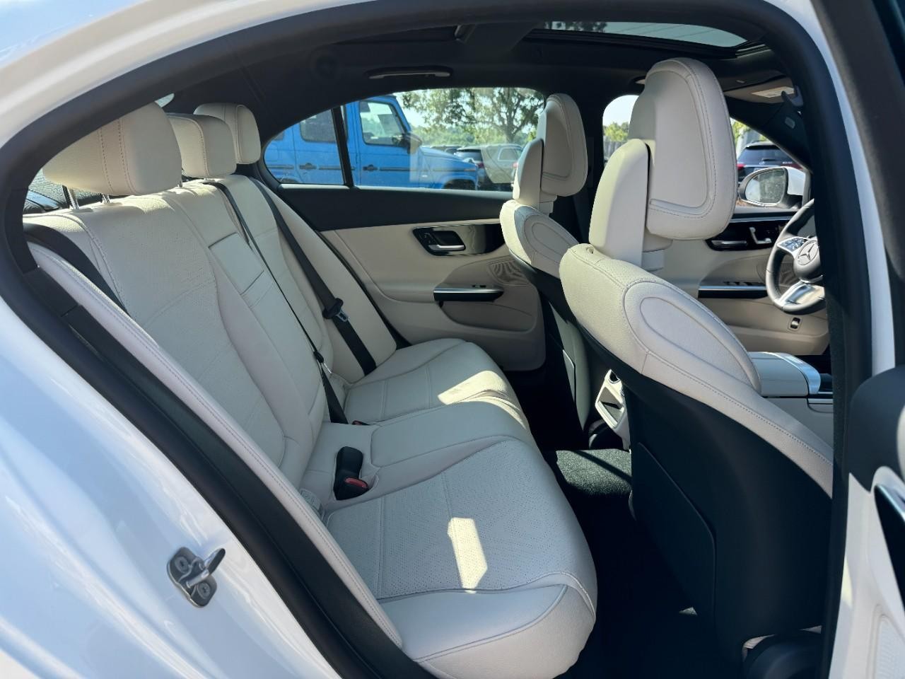 Mercedes-Benz C-Class Vehicle Full-screen Gallery Image 10