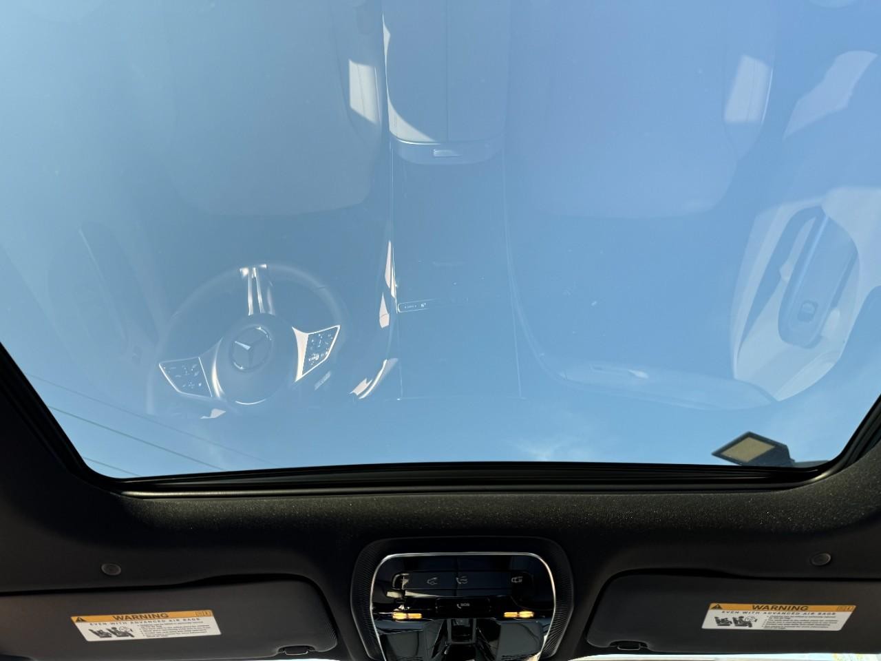 Mercedes-Benz C-Class Vehicle Full-screen Gallery Image 11