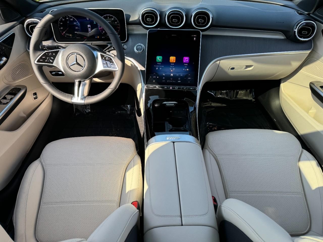 Mercedes-Benz C-Class Vehicle Full-screen Gallery Image 12