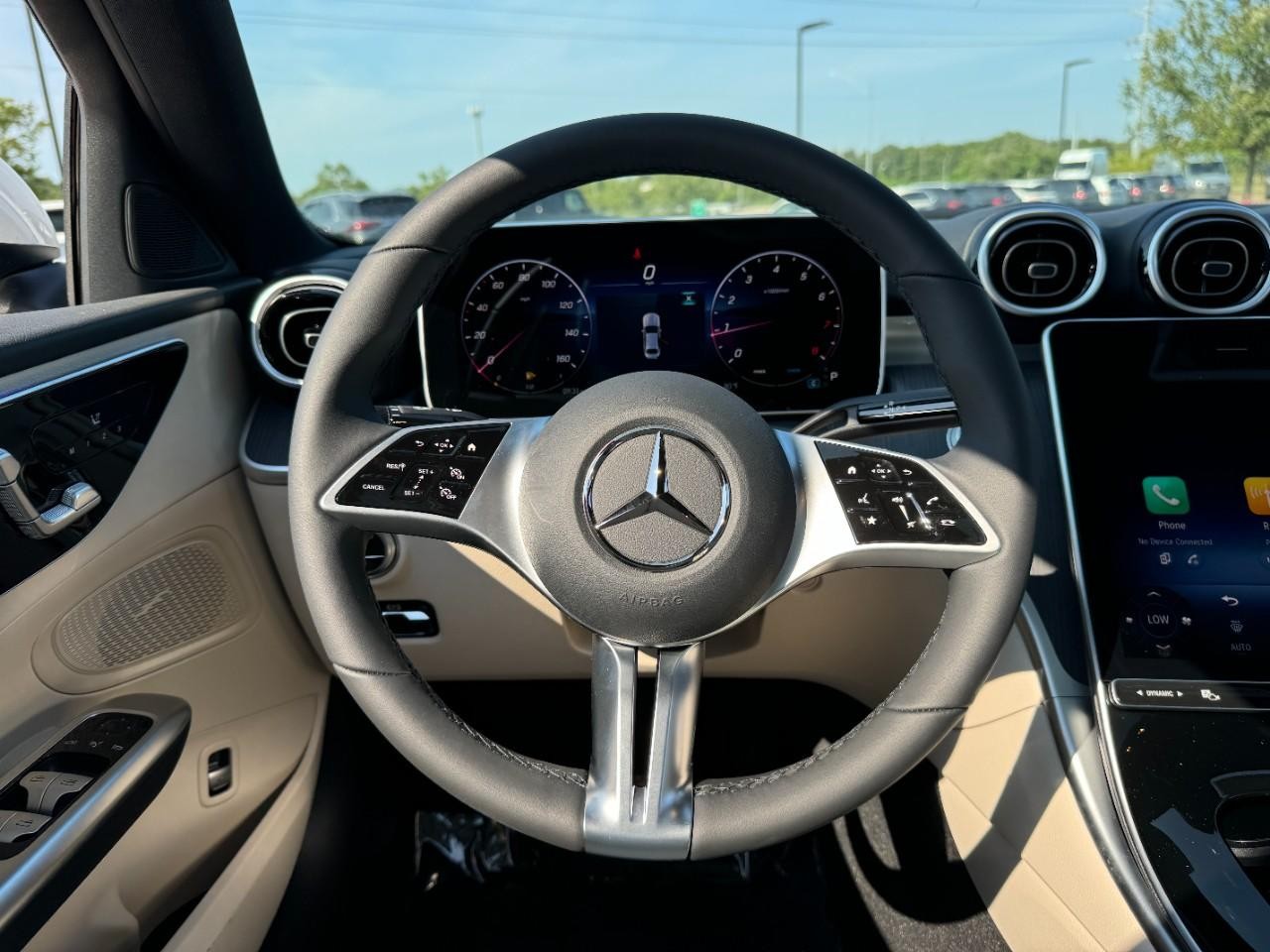 Mercedes-Benz C-Class Vehicle Full-screen Gallery Image 13