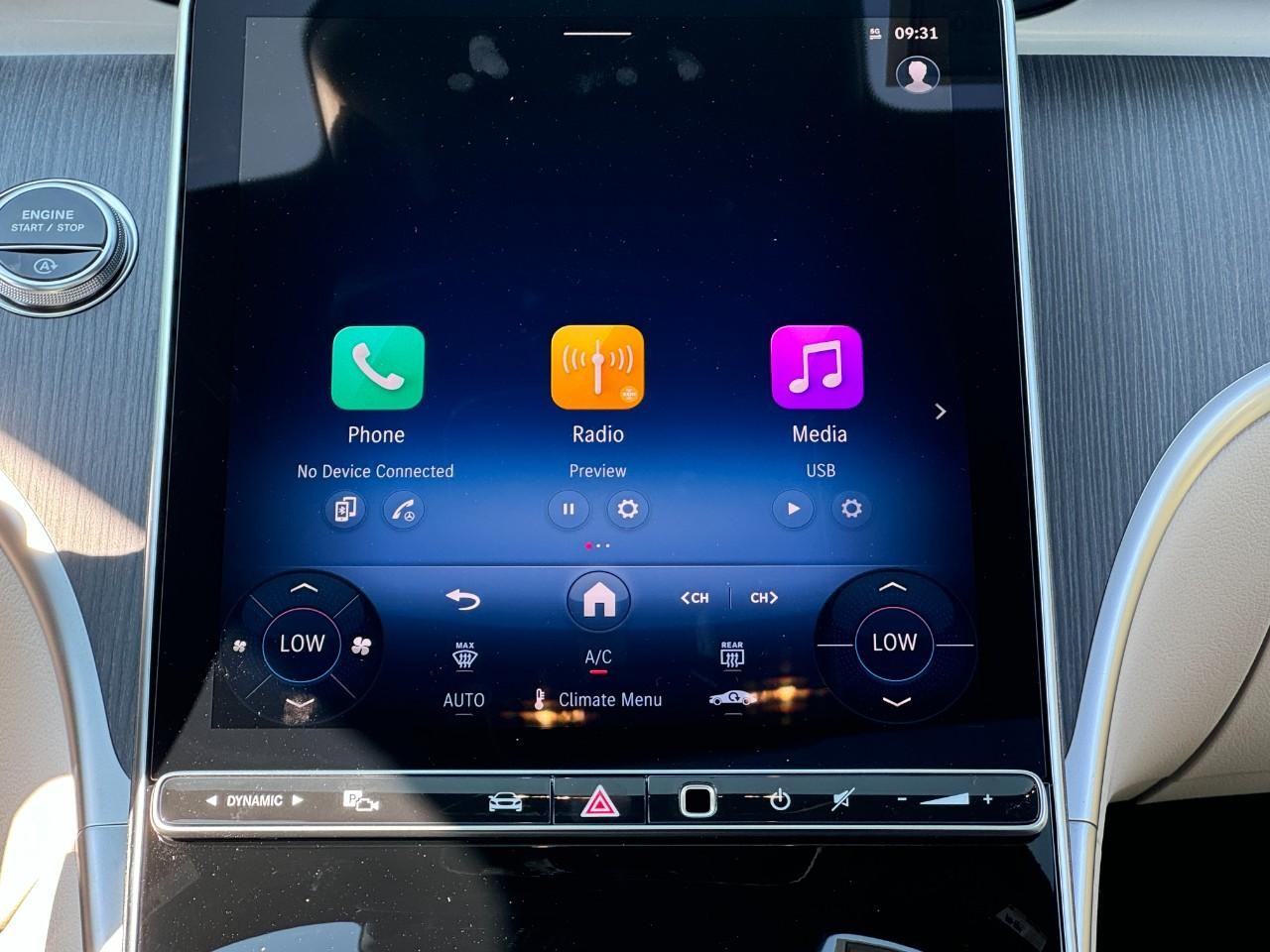 Mercedes-Benz C-Class Vehicle Full-screen Gallery Image 14