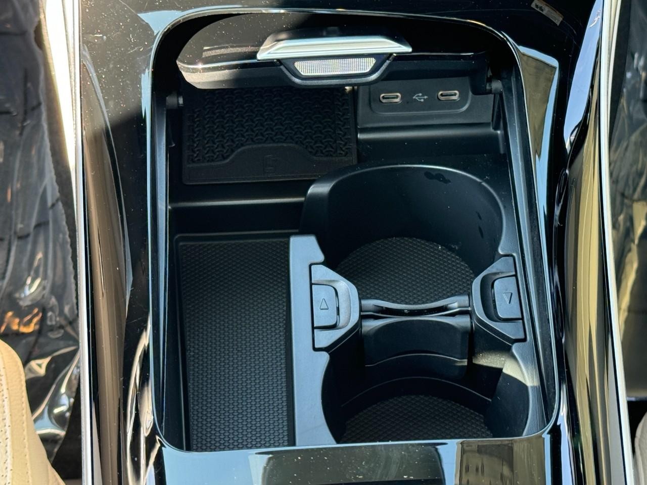 Mercedes-Benz C-Class Vehicle Full-screen Gallery Image 15