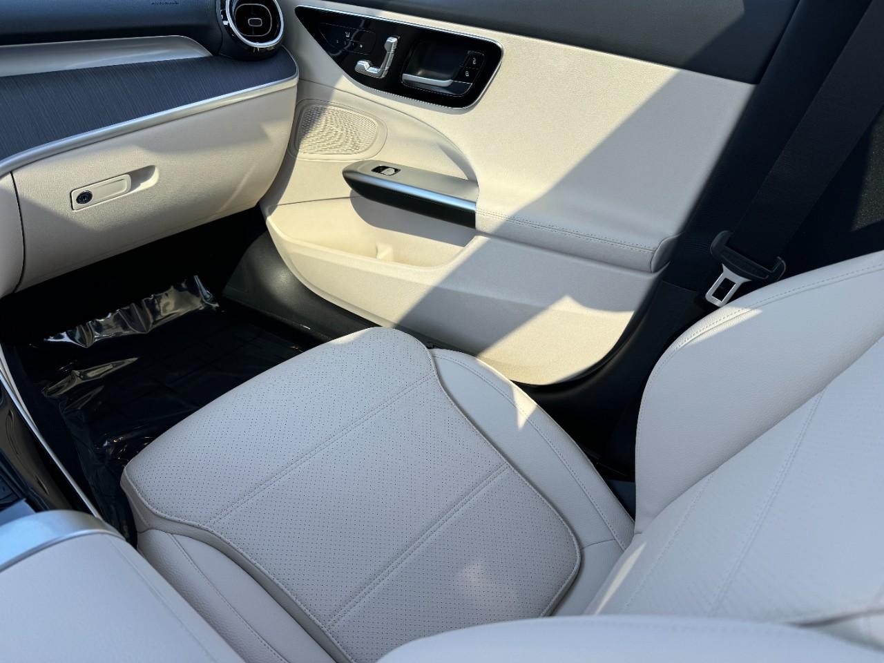 Mercedes-Benz C-Class Vehicle Full-screen Gallery Image 16