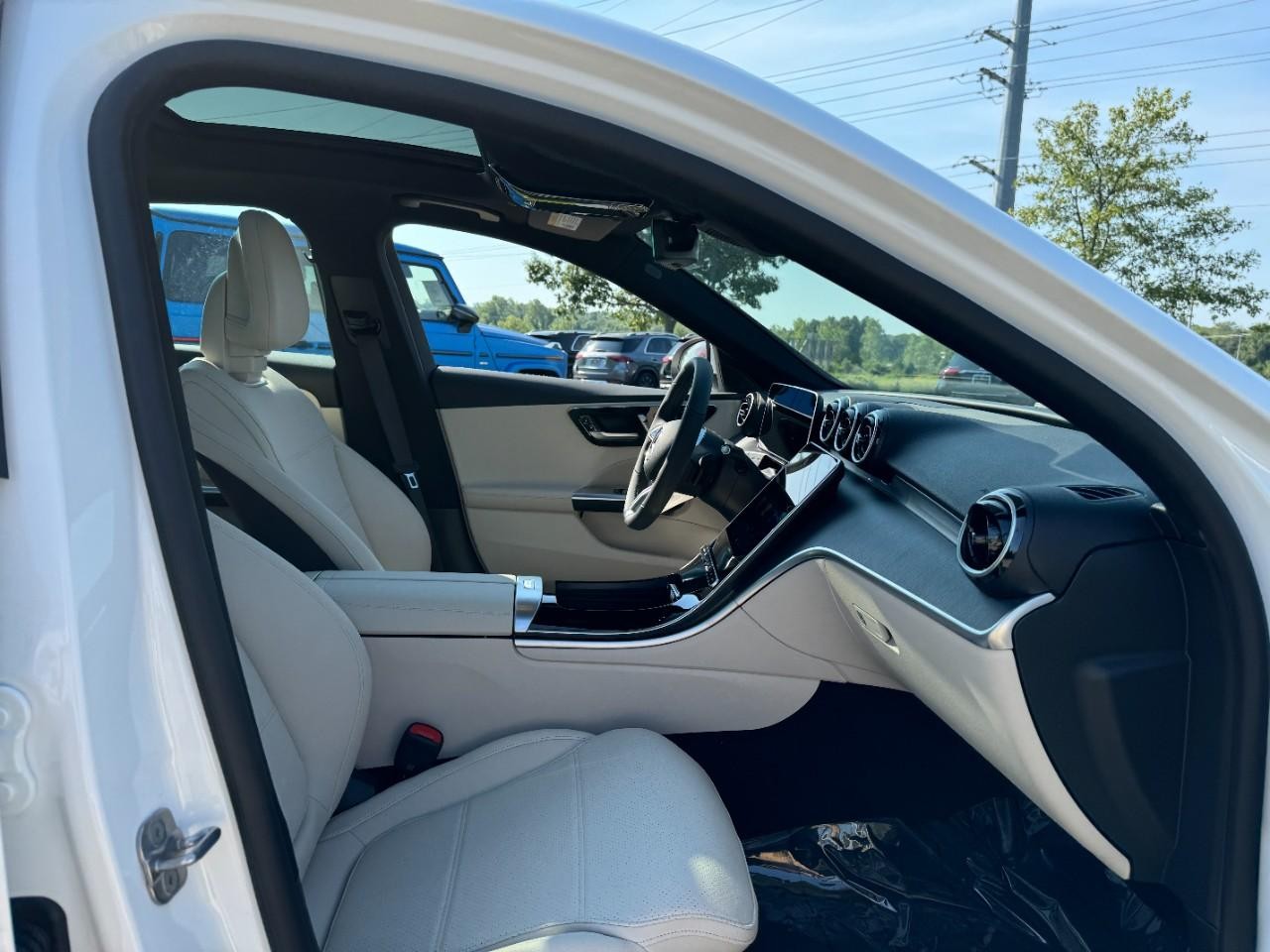 Mercedes-Benz C-Class Vehicle Full-screen Gallery Image 17