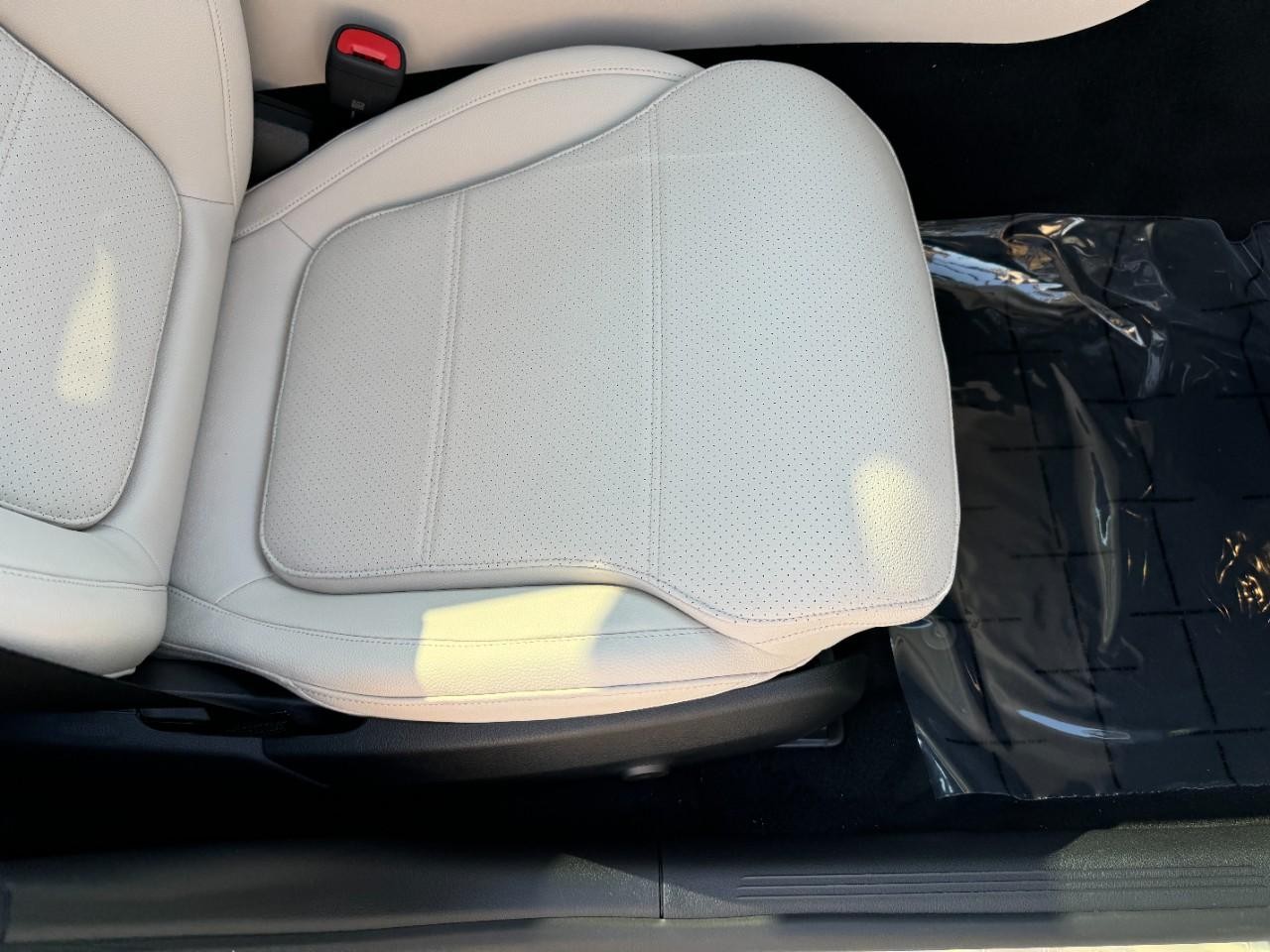 Mercedes-Benz C-Class Vehicle Full-screen Gallery Image 18