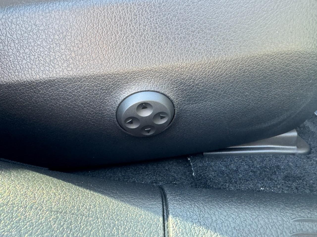 Mercedes-Benz C-Class Vehicle Full-screen Gallery Image 19