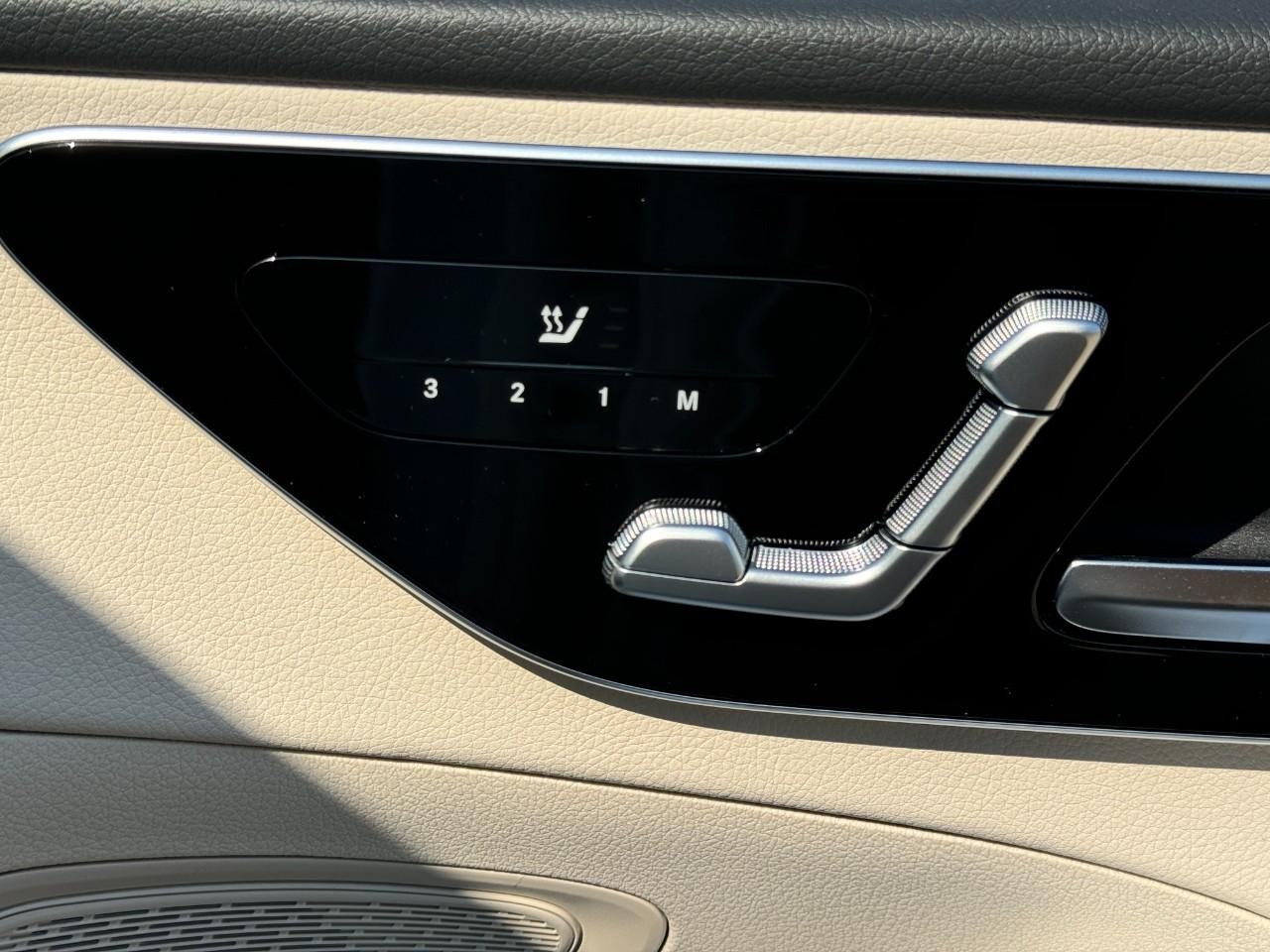 Mercedes-Benz C-Class Vehicle Full-screen Gallery Image 20