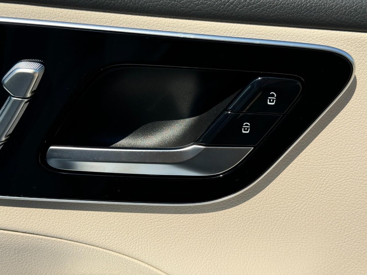 Mercedes-Benz C-Class Vehicle Full-screen Gallery Image 21