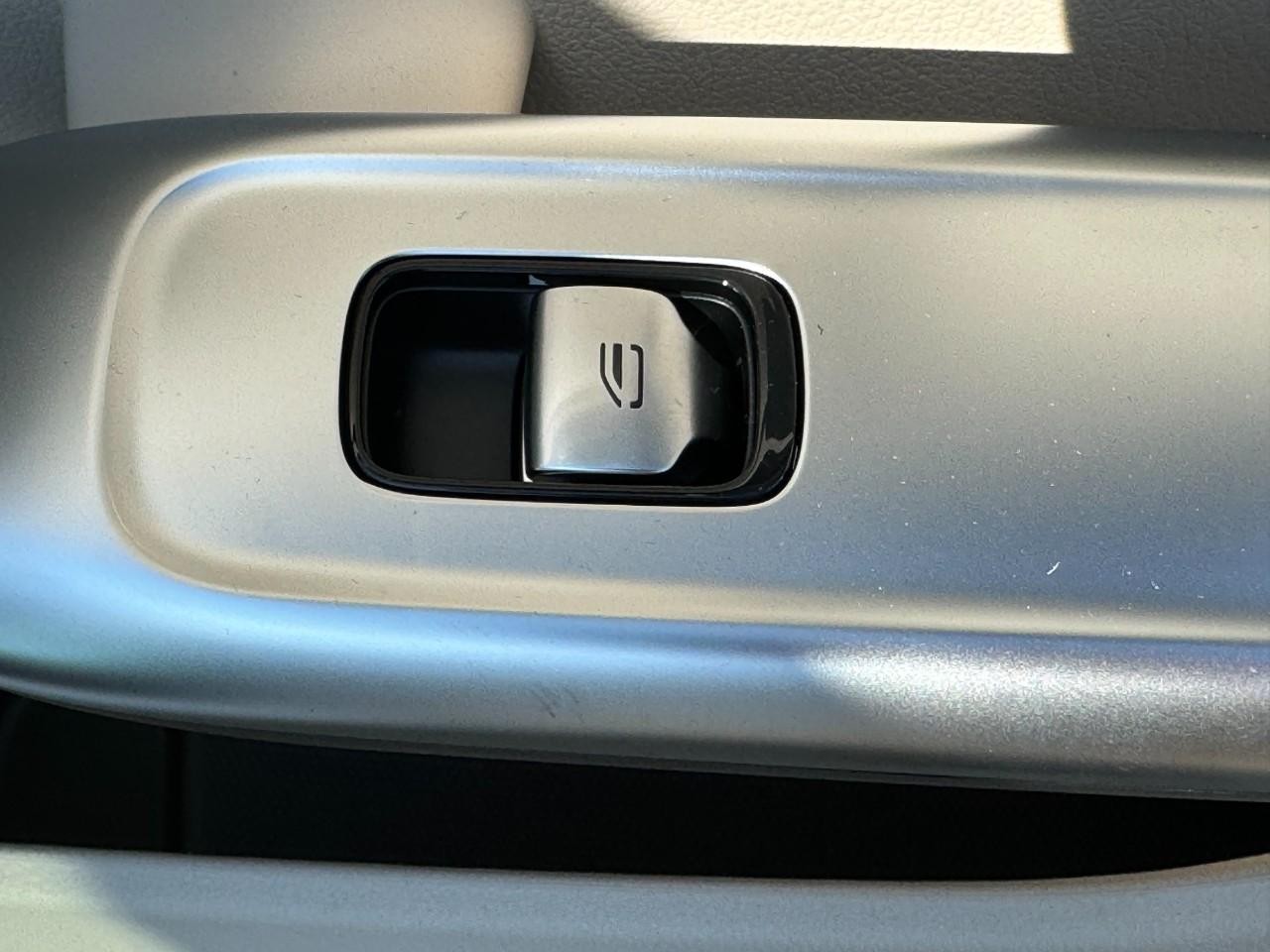 Mercedes-Benz C-Class Vehicle Full-screen Gallery Image 22