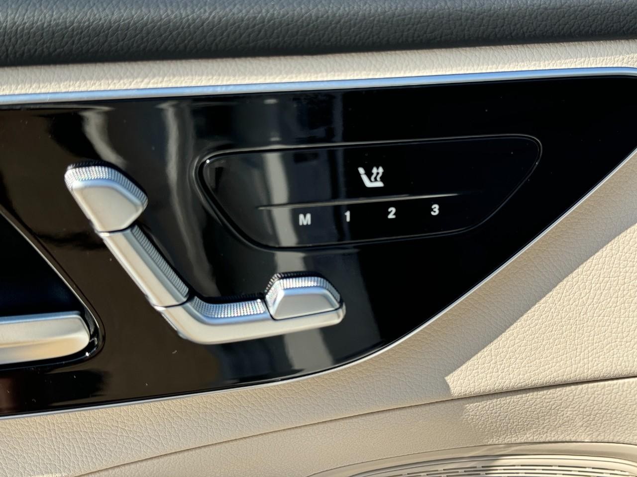 Mercedes-Benz C-Class Vehicle Full-screen Gallery Image 23