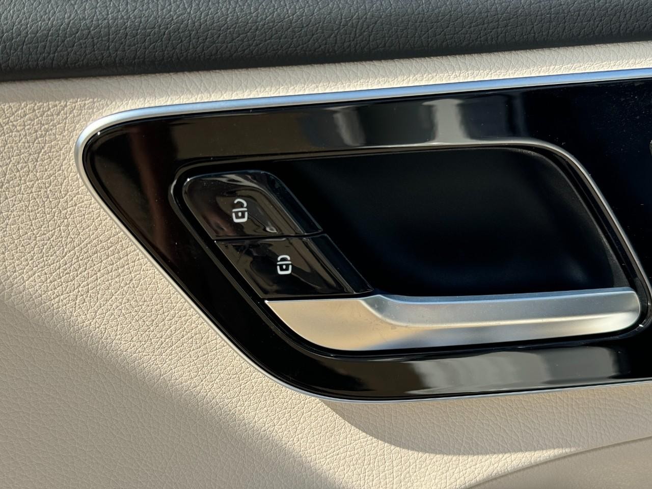 Mercedes-Benz C-Class Vehicle Full-screen Gallery Image 24