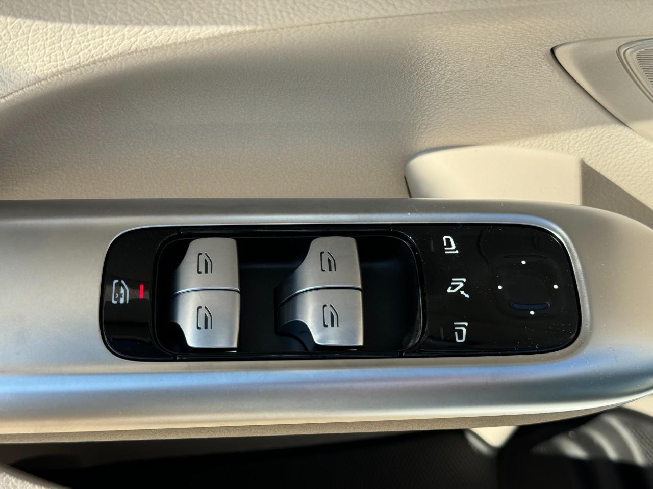 Mercedes-Benz C-Class Vehicle Full-screen Gallery Image 25