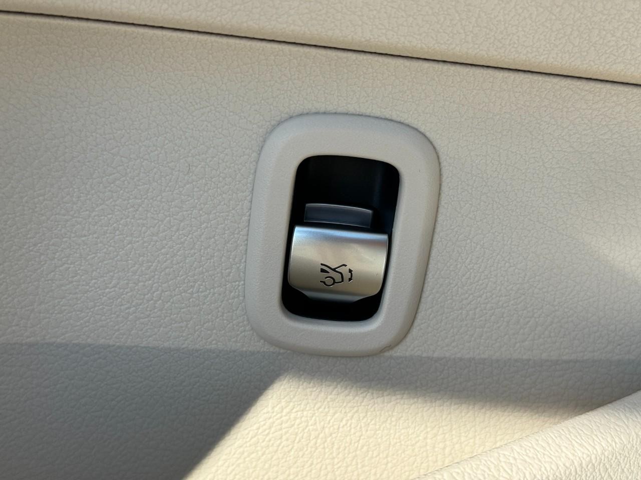 Mercedes-Benz C-Class Vehicle Full-screen Gallery Image 26