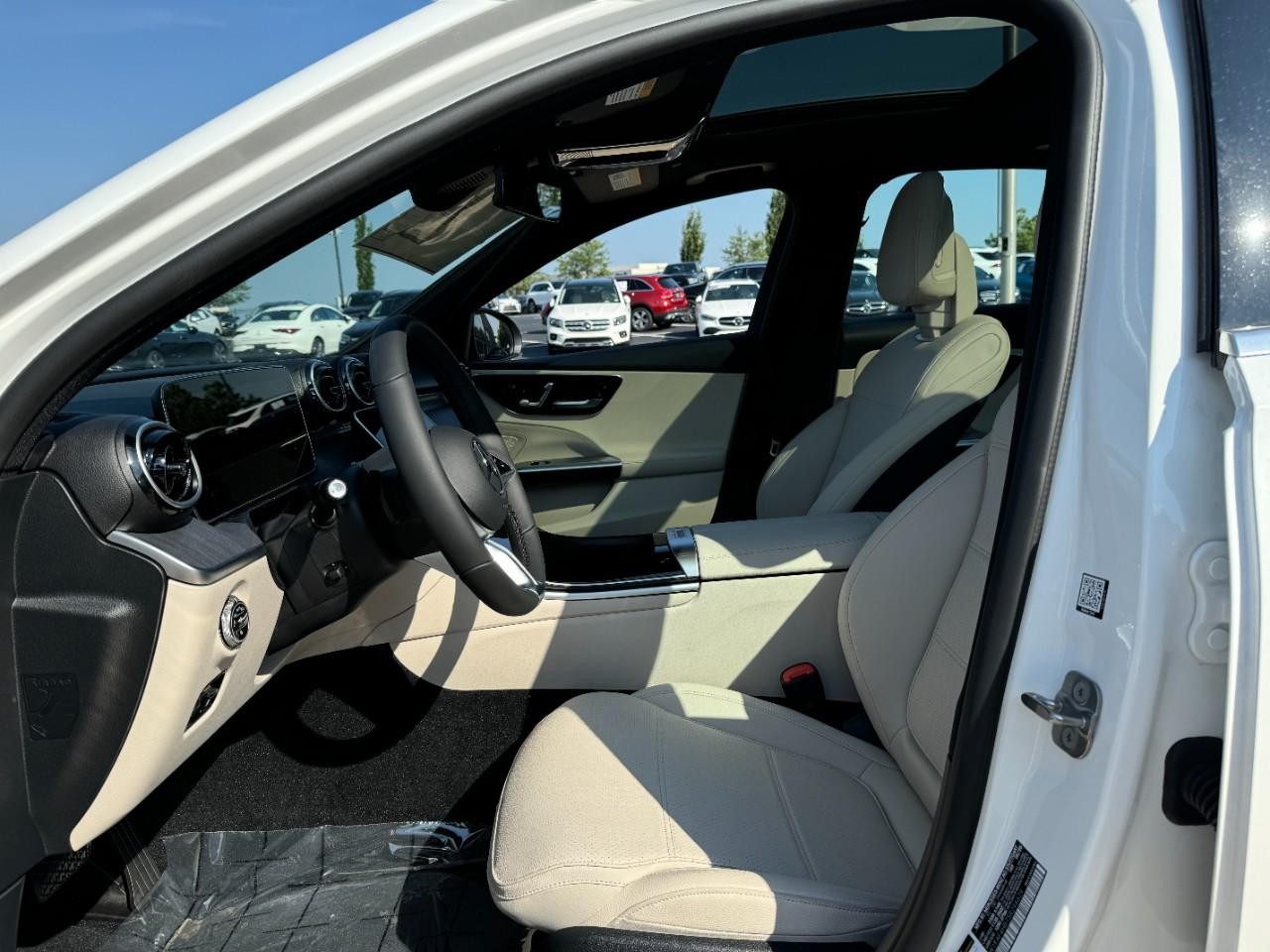 Mercedes-Benz C-Class Vehicle Full-screen Gallery Image 27