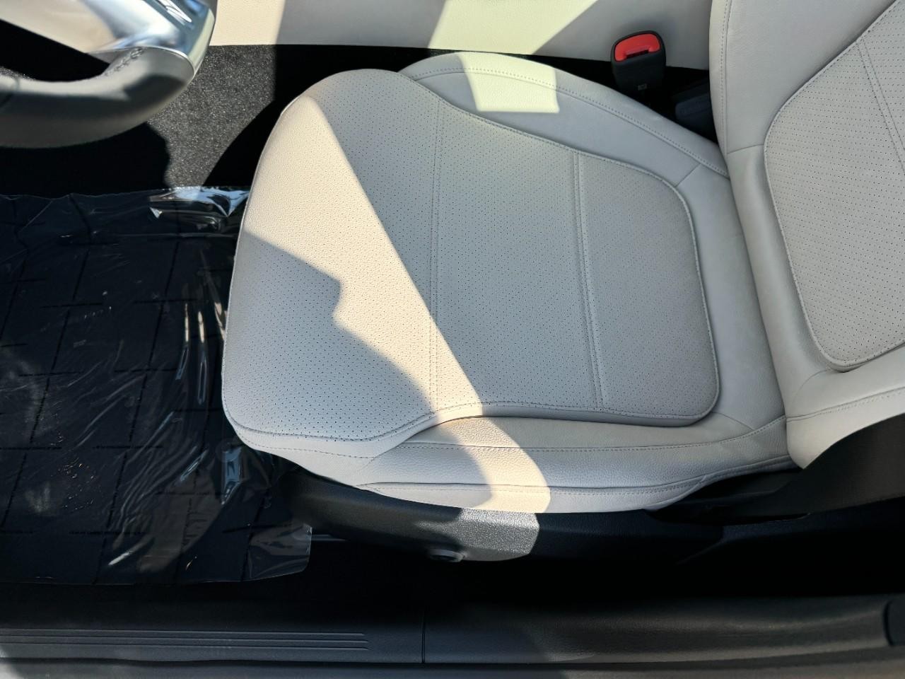 Mercedes-Benz C-Class Vehicle Full-screen Gallery Image 28