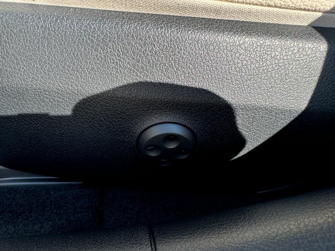 Mercedes-Benz C-Class Vehicle Full-screen Gallery Image 29