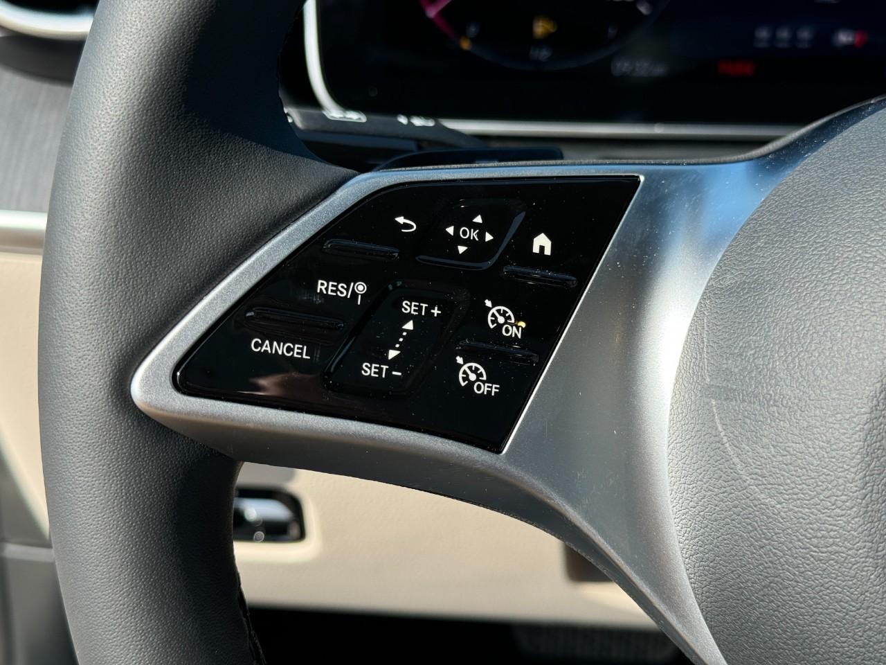 Mercedes-Benz C-Class Vehicle Full-screen Gallery Image 31