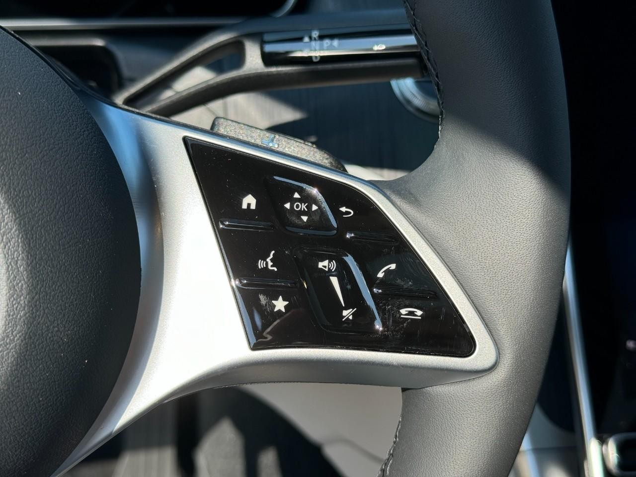 Mercedes-Benz C-Class Vehicle Full-screen Gallery Image 32