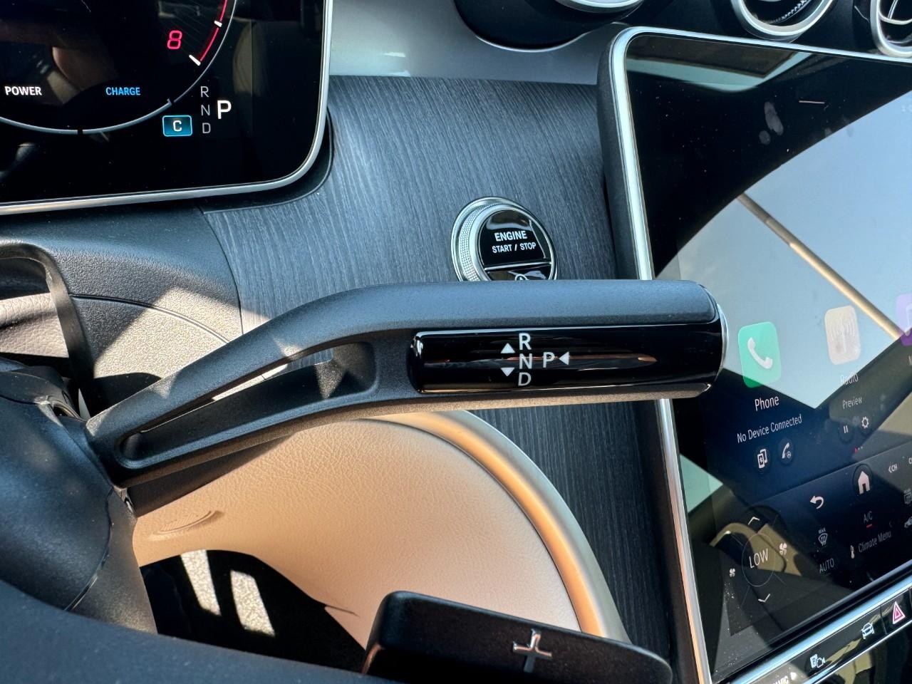 Mercedes-Benz C-Class Vehicle Full-screen Gallery Image 34