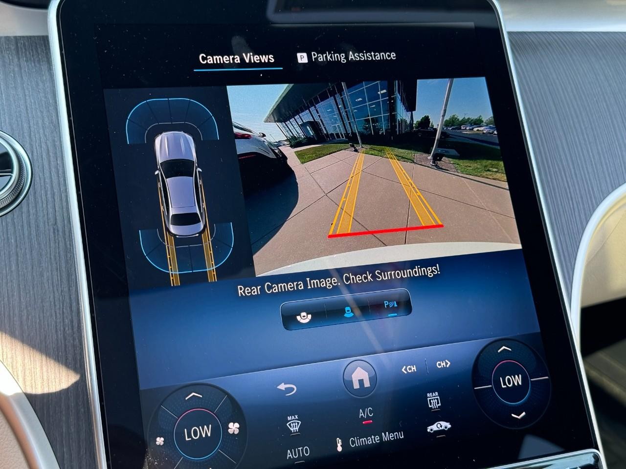 Mercedes-Benz C-Class Vehicle Full-screen Gallery Image 35