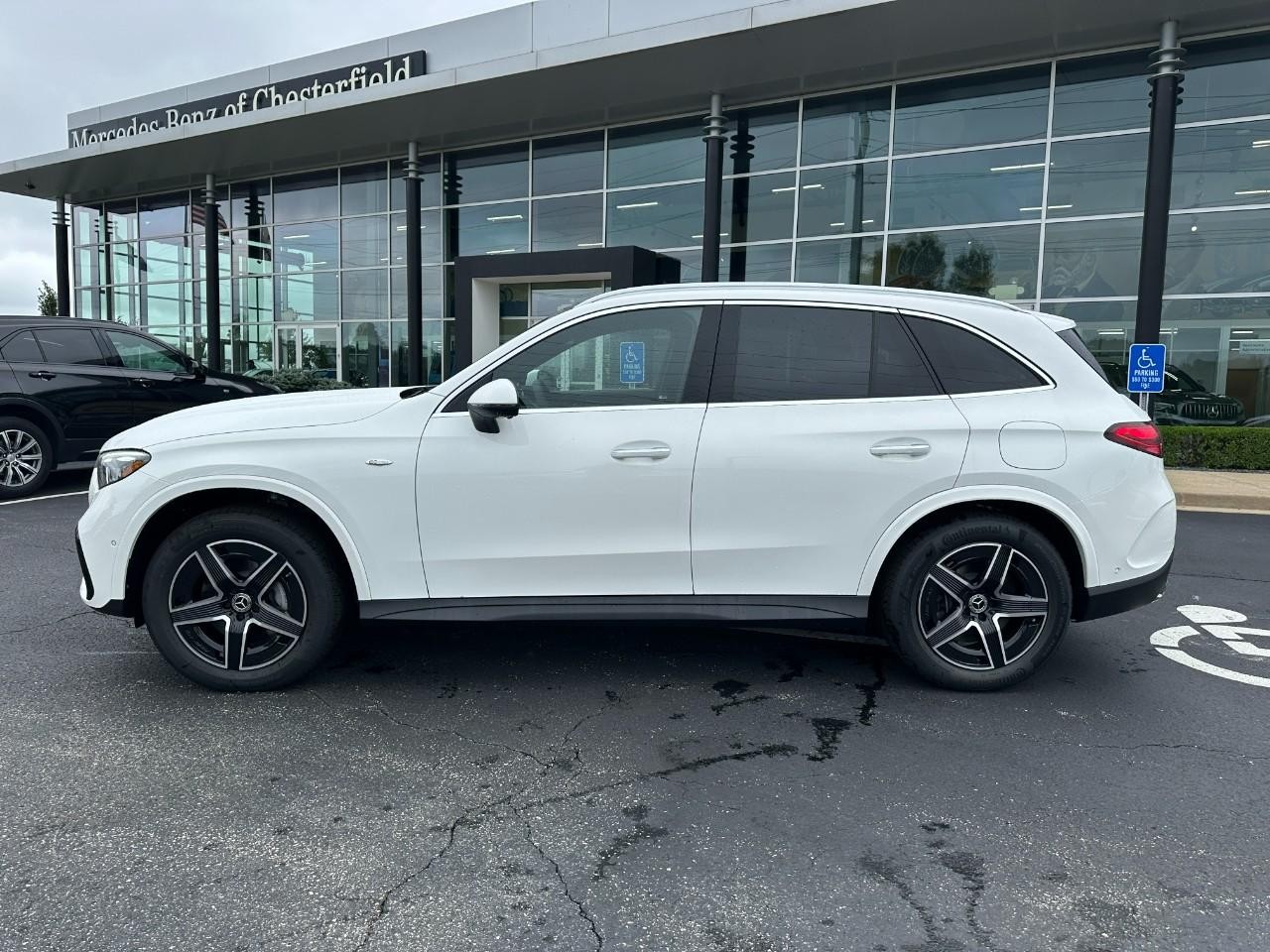 Mercedes-Benz GLC Vehicle Full-screen Gallery Image 2