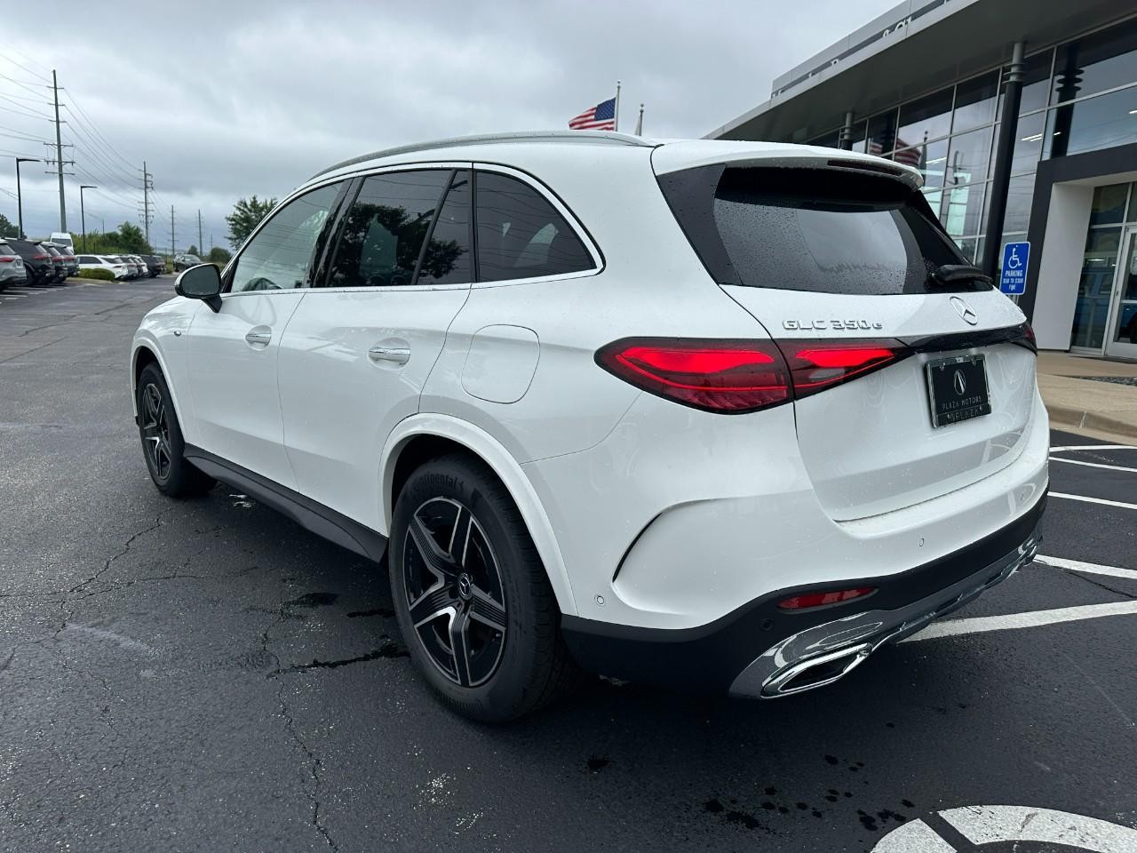 Mercedes-Benz GLC Vehicle Full-screen Gallery Image 3