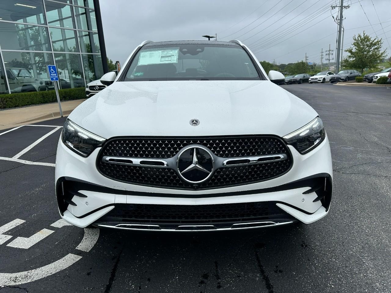 Mercedes-Benz GLC Vehicle Full-screen Gallery Image 8