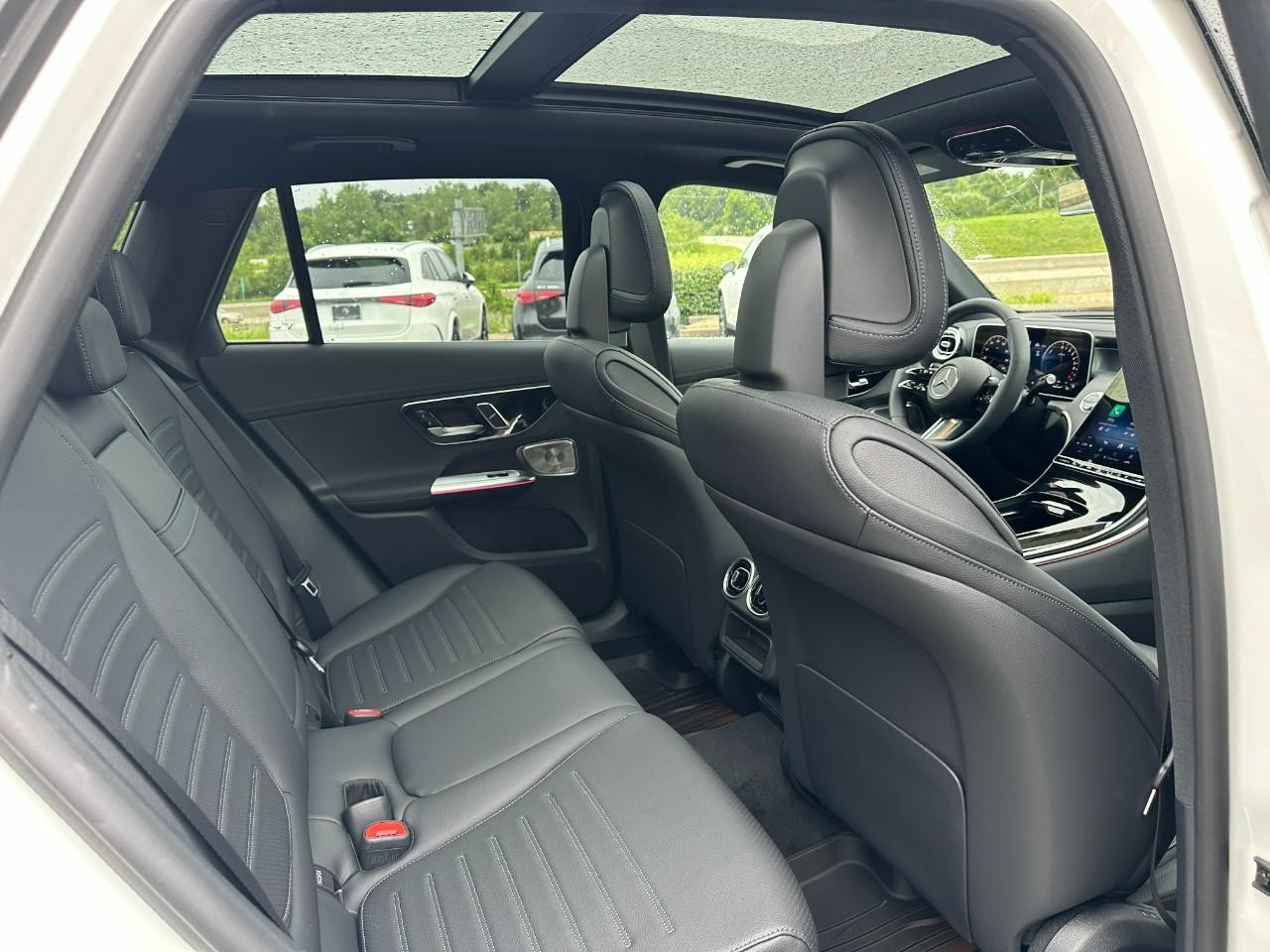 Mercedes-Benz GLC Vehicle Full-screen Gallery Image 9