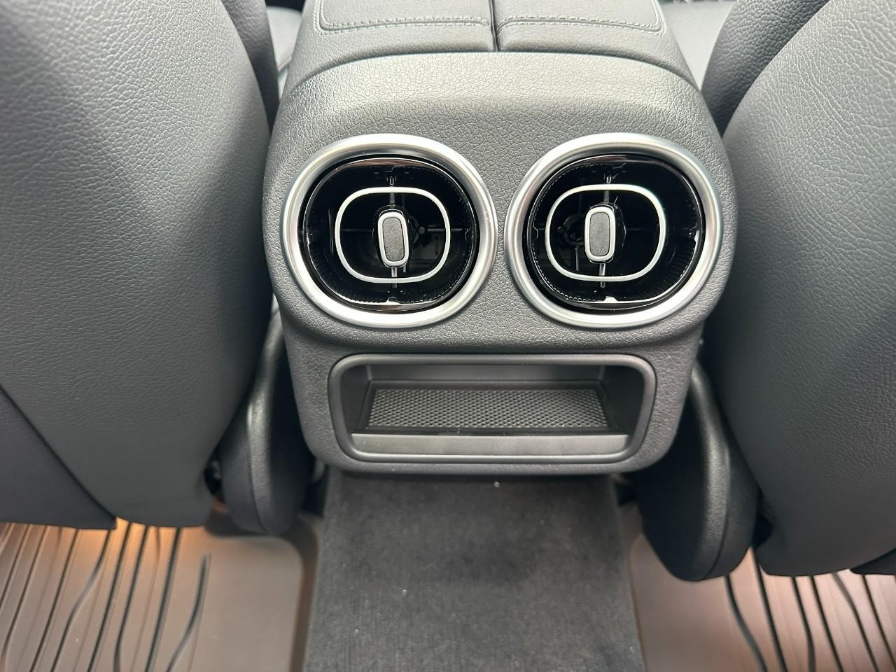 Mercedes-Benz GLC Vehicle Full-screen Gallery Image 10