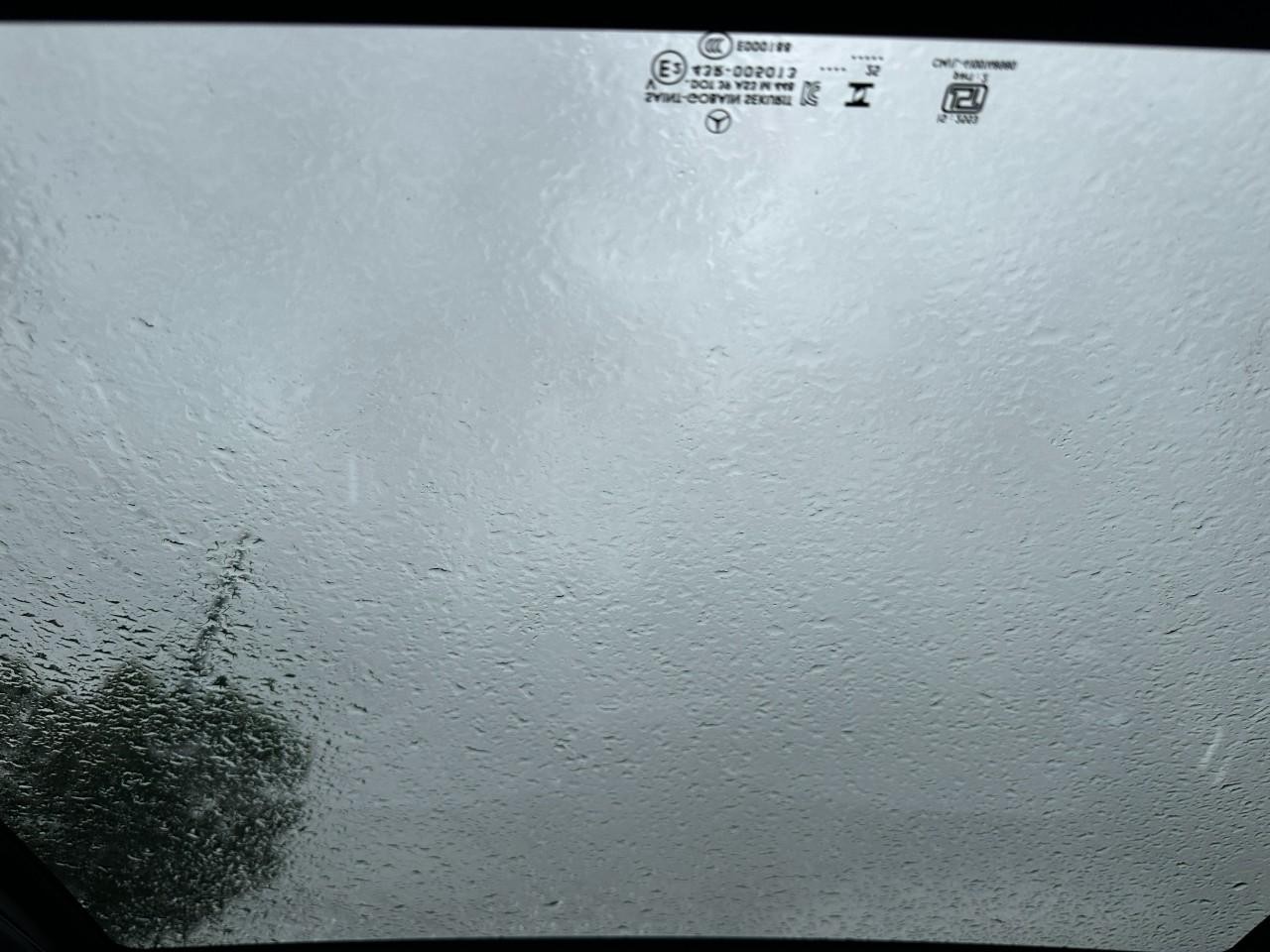 Mercedes-Benz GLC Vehicle Full-screen Gallery Image 11