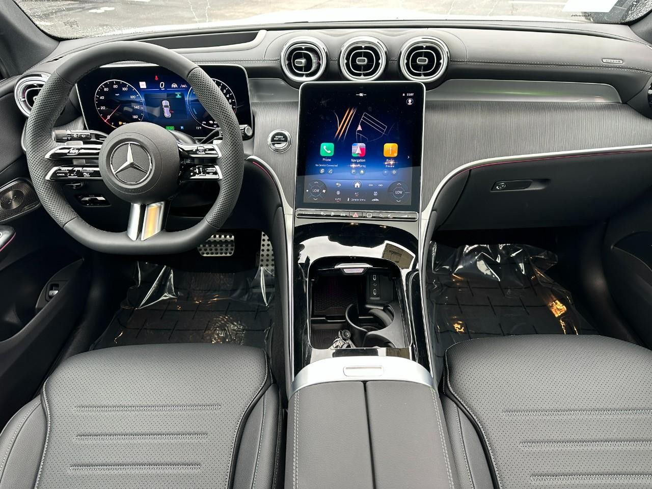Mercedes-Benz GLC Vehicle Full-screen Gallery Image 12