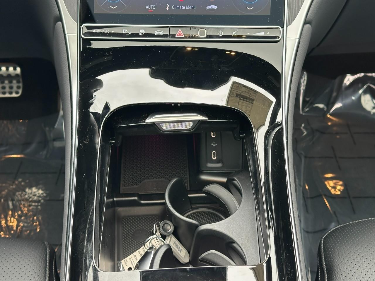 Mercedes-Benz GLC Vehicle Full-screen Gallery Image 15