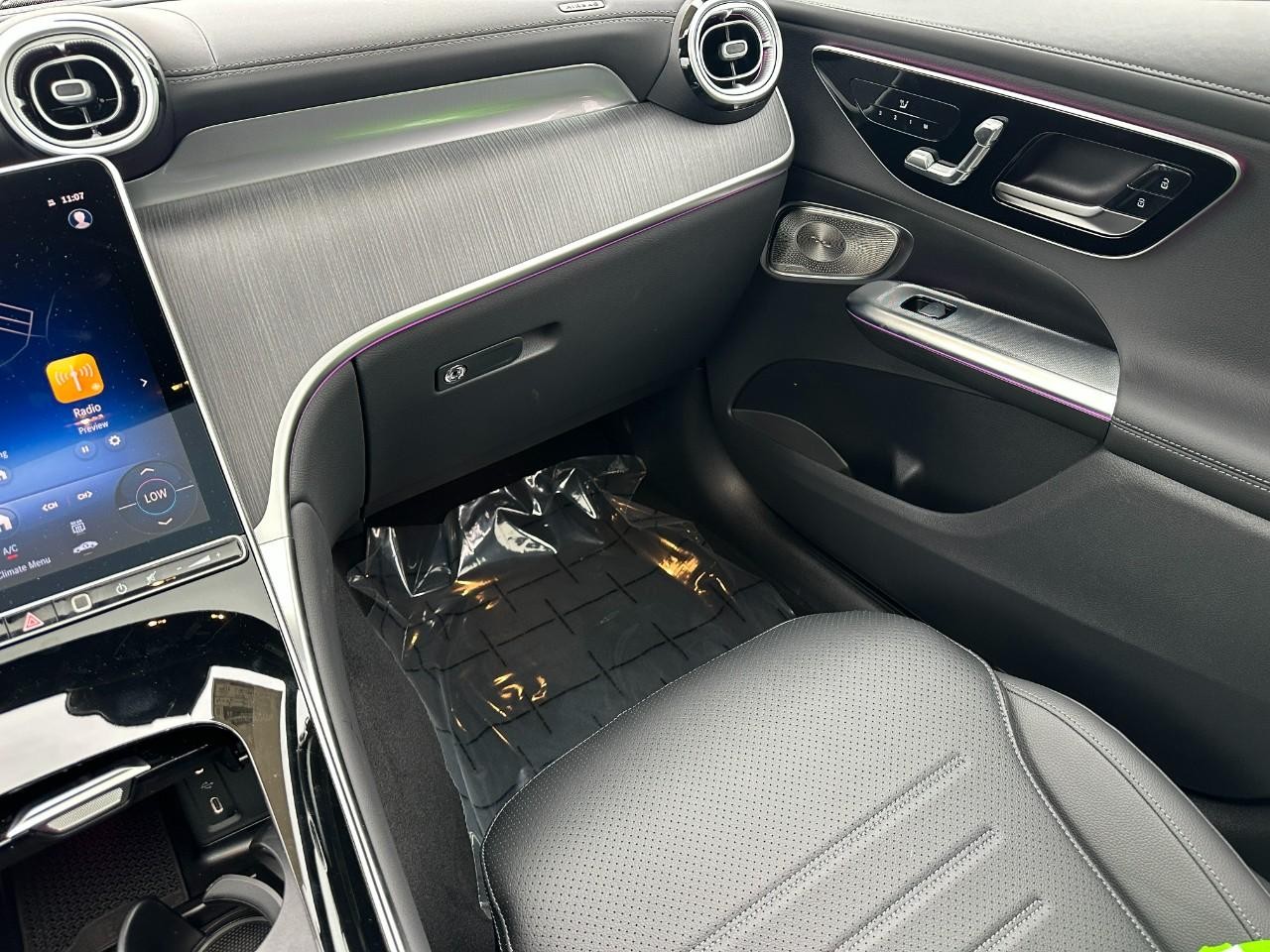 Mercedes-Benz GLC Vehicle Full-screen Gallery Image 16