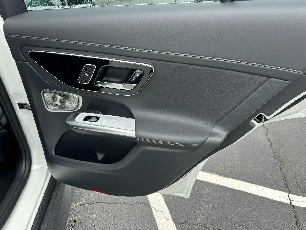 Mercedes-Benz GLC Vehicle Full-screen Gallery Image 17