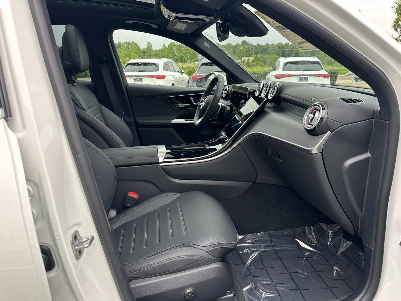 Mercedes-Benz GLC Vehicle Full-screen Gallery Image 18