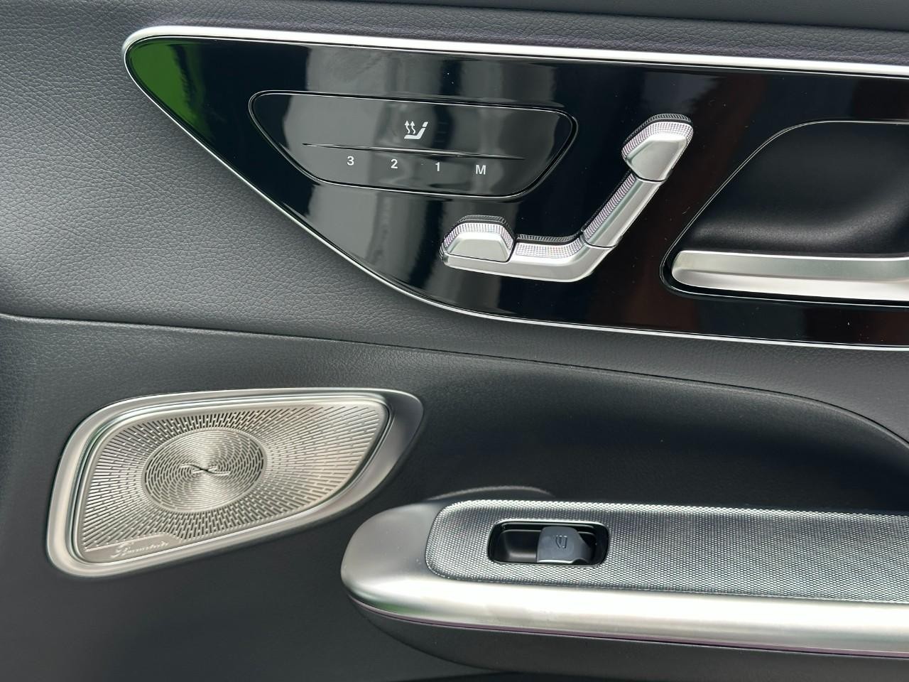 Mercedes-Benz GLC Vehicle Full-screen Gallery Image 19