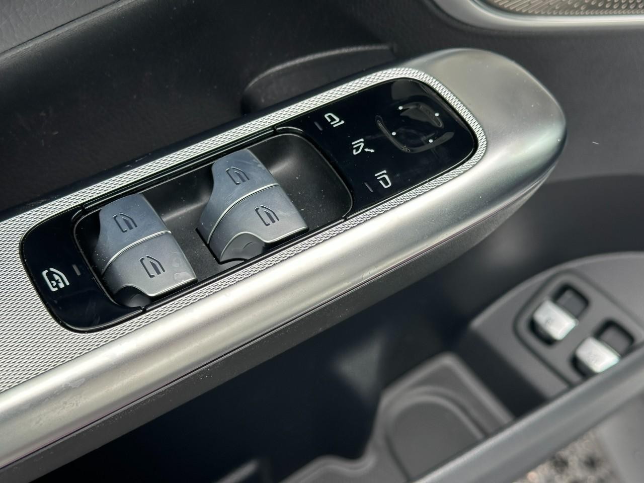 Mercedes-Benz GLC Vehicle Full-screen Gallery Image 20