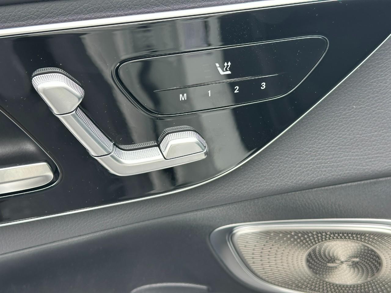 Mercedes-Benz GLC Vehicle Full-screen Gallery Image 21