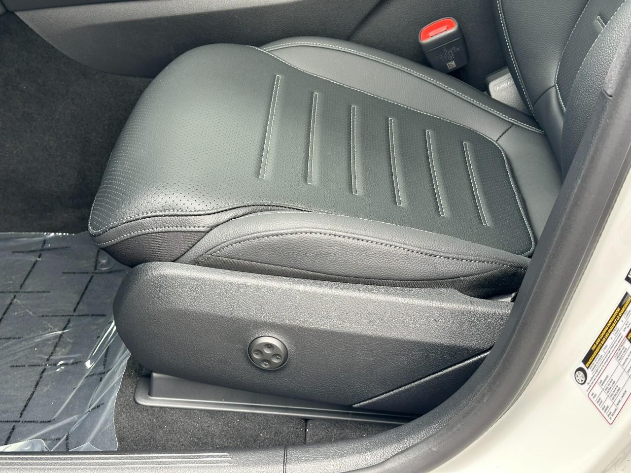 Mercedes-Benz GLC Vehicle Full-screen Gallery Image 22