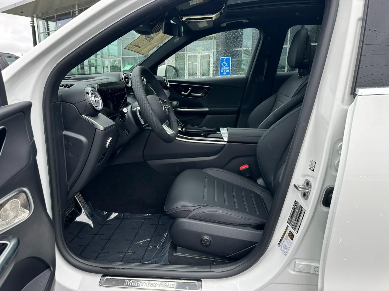 Mercedes-Benz GLC Vehicle Full-screen Gallery Image 23