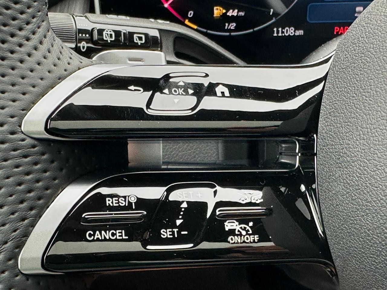 Mercedes-Benz GLC Vehicle Full-screen Gallery Image 24