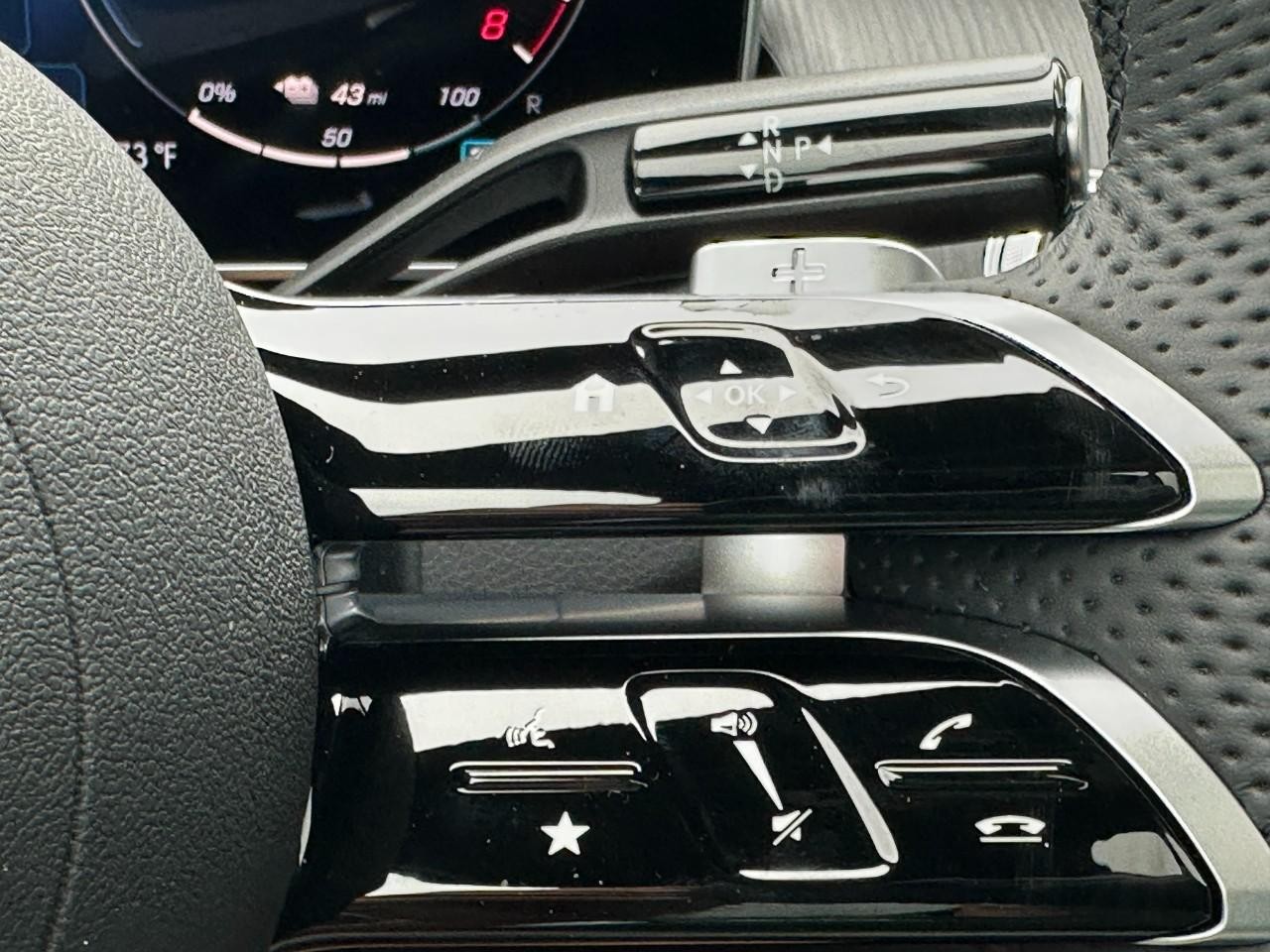 Mercedes-Benz GLC Vehicle Full-screen Gallery Image 25