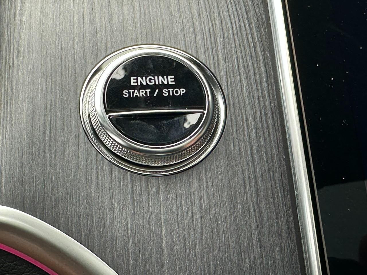 Mercedes-Benz GLC Vehicle Full-screen Gallery Image 27