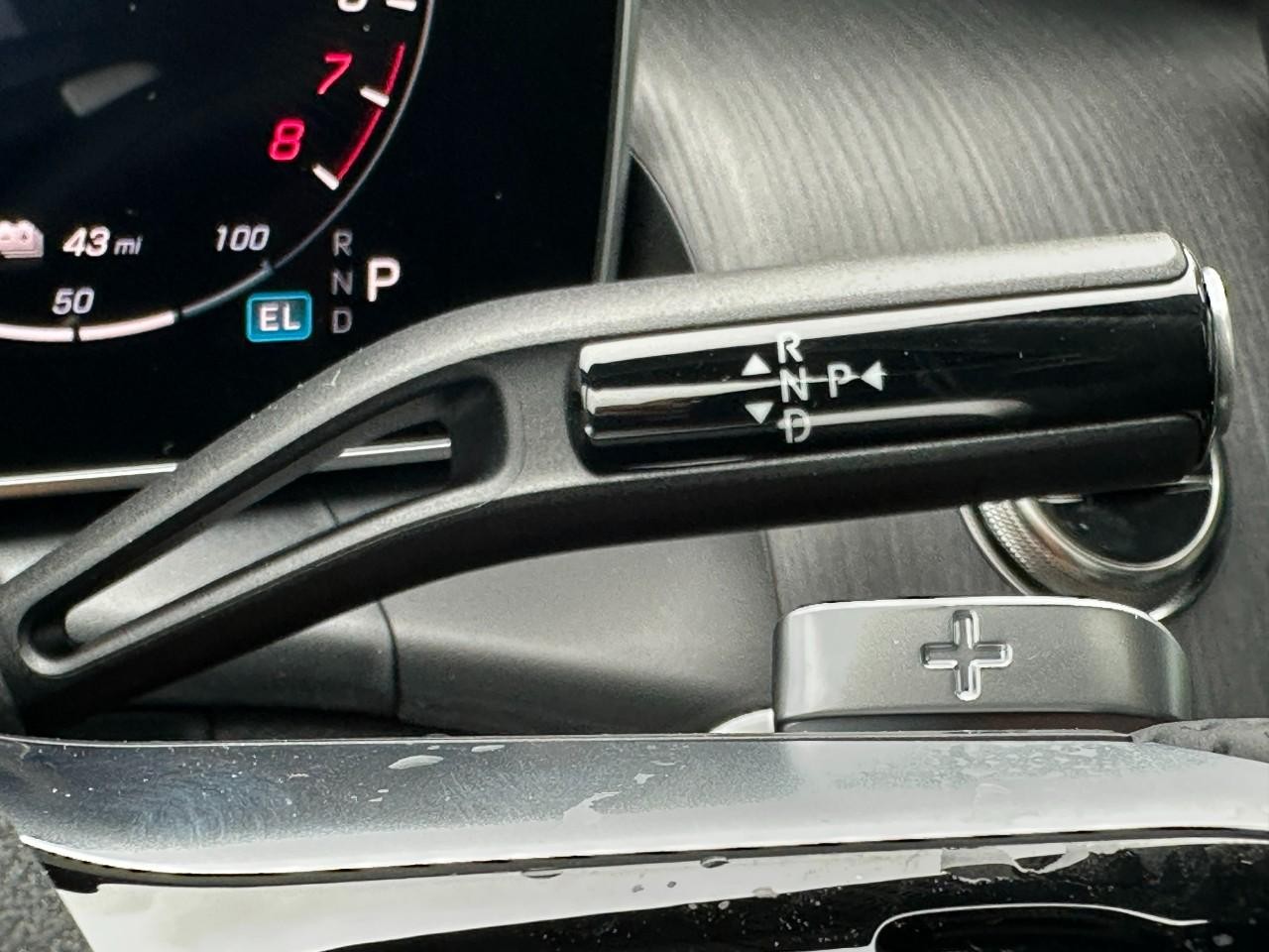 Mercedes-Benz GLC Vehicle Full-screen Gallery Image 28